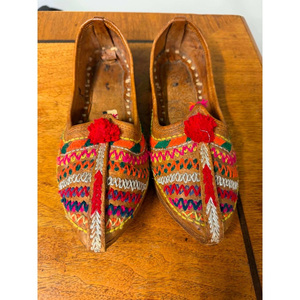 Vtg Mojari Shoes Women 5.5-6  Brown Leather Jutti Flats Embroidered Pom Pom